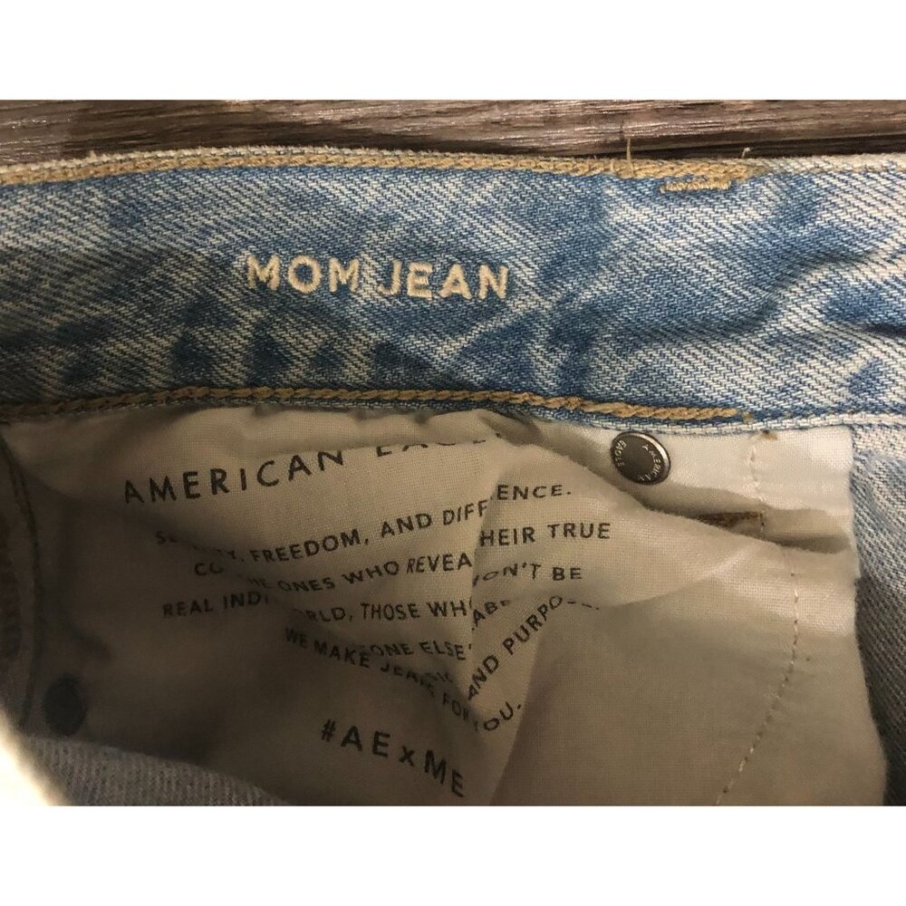 American Eagle Womens 10 Regular Distressed Mom Jeans New without Tags - Picture 4 of 8